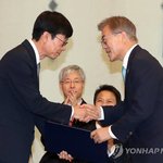 文대통령, 위원장에게 임명장 수여