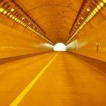 <b>터널</b> 조명이 주황색인 이유