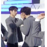 [임영민] 동현이가 영민이 달래주는거 <b>근접샷</b>