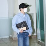 [시우민] 시우민 공항에서 마스크 벗을때 후레쉬 터지는거 <b>보소</b> ㅋㅋ