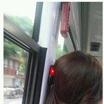 버스인데 앞에 여자때문에 자꾸 <b>서요</b>