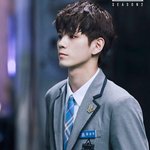 홍대에서 팬들이랑 셀카 찍는 옹성우