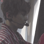 [시우민] <b>바깥</b>을 슬쩍 들여다보는 시우민