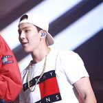 피지컬로 <b>압도</b>하는 男아이돌