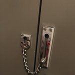 [꼭조언부탁] <b>현관</b> 보조자물쇠 잠궜다고 화내는남편 어떤가요?