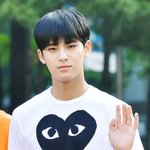[뉴이스트] 플레디스 애들은 왜 꼼데를 사랑하는가..