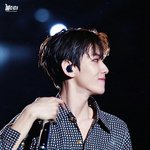 [백현] <b>평범</b>셔츠가 이렇게 섹시할 일?