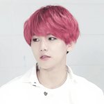 [백현] 빨간색이 <b>흰옷</b>에 뚝뚝 떨어질거 같다..