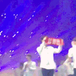 [임영민] ( 추가 ) 슬로건 들고 하트하는 영민이.<b>gif</b>