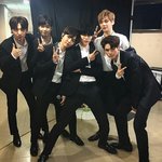 [뉴이스트] 민현이 <b>종현</b>이 옆에 붙어서 사진찍은거봨ㅋㅋㅋ