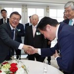 <b>SK</b>회장과 인사하는 문 대통령