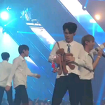 [워너원] 옹성우 <b>곰인형</b>들고