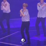 [시우민] 자기몸 감싸고 있는 시우민