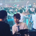 [워너원] 참새 스탭한테 쿠션맡아달라고 부탁하는거봐ㅜㅜ