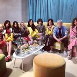 오랜만에 소녀시대 완전체로 뭉쳣음