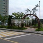 [꼭댓글부탁] 꼬마애들 <b>지네</b>집 놀이터도 아닌데 왜 남의 아파트 놀이터에서...