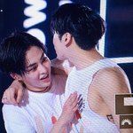 [EXO] 민석이 다른 남자 근육이 ㅈㅋ 신기한가 봐 ㅋㅋㅋ