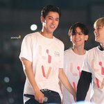[EXO] 개웃겨 엔도시가 엑소 볼 때 <b>이표정</b> 아니냐
