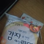 [EXO] 감자로 만든 라면이래 <b>싱기</b>