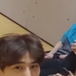 [EXO] 아까 <b>뷔</b>앱때 이거 민석이 다리 맞냐