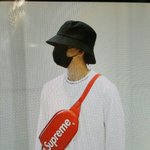 [백현] ㅋㅋ백현이 스프림가방 셔츠 <b>무늬</b>같음 ㅋㅋㅋ