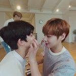 [워너원] 윙이가 딥 <b>얼굴</b> 발라줄 <b>때</b>