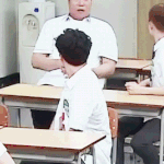 [시우민] 시우민 <b>책상</b>에 앉아서 두리번 두리번>.<
