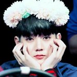 [뉴이스트] 민기 <b>머리</b>에 뭐 올리면 넘 <b>카</b>와이해!!!!!