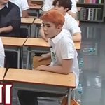 [EXO] 세훈이 급식때 가방 <b>책상</b>에 걸어뒀을까