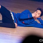 [뉴이스트] 아론오빠 누워있는<b>자세</b> 비슷한듯