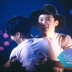 [시우민] 시우민 동생이랑 손 꼭 잡고 <b>포옹</b>하면서