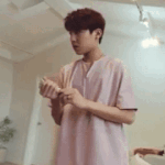 [워너원] 엄마: "우진아~엄마 나가는데 <b>식탁</b>에 그거 건들면 안돼~"