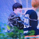 [방탄소년단] 민윤기 이 날 귀여움ㅠ (숨어서보는것같은짤)