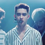 170722 쇼!음악중심 캡쳐... 경수가 안에 흰티를 <b>입지</b>않은날