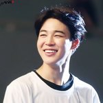 [방탄소년단] 본보) 와.... 어제 찜니 옷개면서 <b>흥얼</b>댄말이