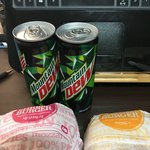 점심으로 햄버거를 먹었더여