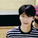[워너원] 미년이 <b>뷔</b>앱 조공티셔츠랑 신발신었대