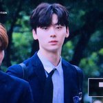 [뉴이스트] <b>비오</b>는오늘 교복 민현이 ㅎㅌ출근길