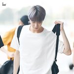 <b>날렵</b>한 턱선의 소유자 男돌