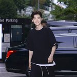 <b>맨투맨</b> 입은 이종석 어깨가ㅎㄷㄷ
