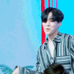 [시우민] 시우민 손목에 <b>리본</b> 단거 봄?