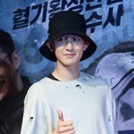 <b>이와중</b>에 커플모자 쓰고 영화보러온 찬열과 뷔 ㄷㄷ