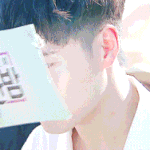 지나가던 <b>행인</b>과 눈싸움하는 강하늘