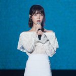 아이유 오프숄더 입은 모습ㅎㄷㄷㄷㄷㄷㄷㄷ