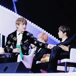 [댓글부탁해] 6년차 후배 방탄소년단과 서스럼없이 친한 샤이니.<b>GIF</b>