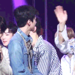 [모두드루와] 엠카 엔딩때 인사하는 엑소 막내와 워너원 막내.<b>GIF</b>