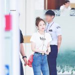 제니 안경쓰고 똥머리는 첨 보는듯??