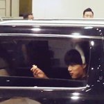 [EXO] ㅅㅂ김종인누가 상어<b>머리띠</b> 귀엽게쓰고 케이쿠먹으레