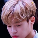 [워너원] 팬 선물 인증해주려고 잠옷입고 출근한 아이돌