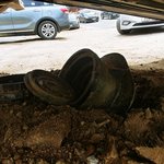 카페 주차장에서 이루어지는 상수도 <b>맨홀</b> 공사로 차 사고가 났습니다.